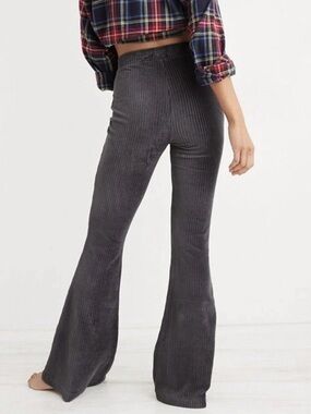 E127 AERIE Groove-On Ribbed Flare Pants